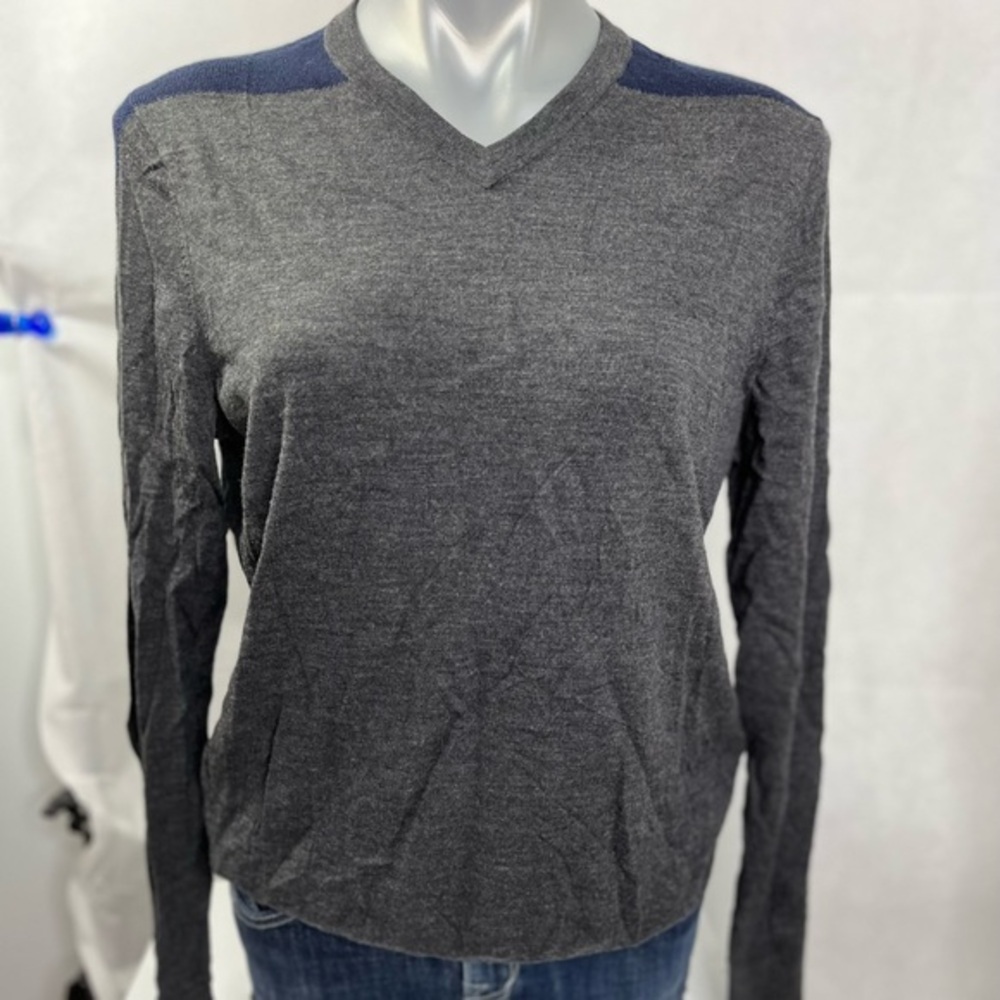 Lightweight layering 100% wool sweater by Vince.